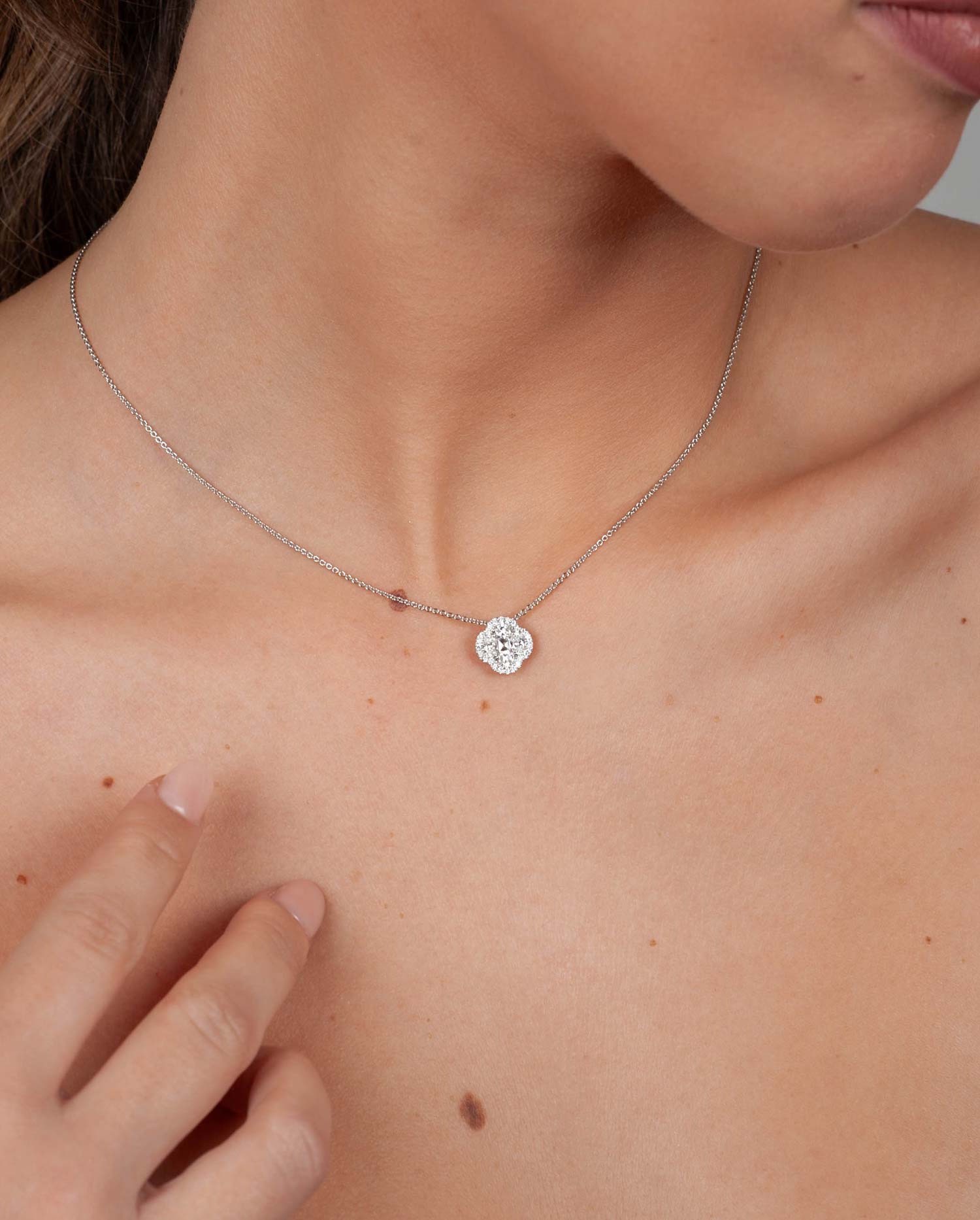 Colgante Flor Oro Blanco y Diamantes.